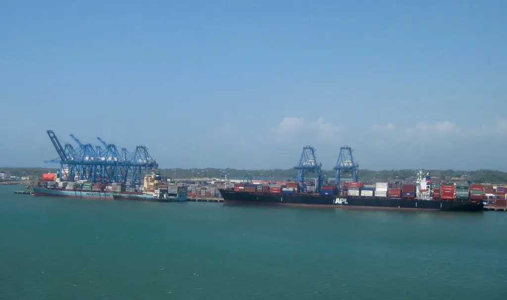 Containers opgestapeld in een containerhaven, gereed voor verscheping