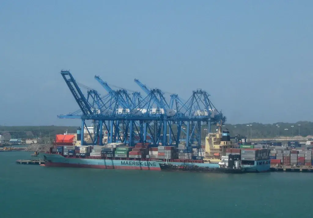 Containerschip aangemeerd in een haven