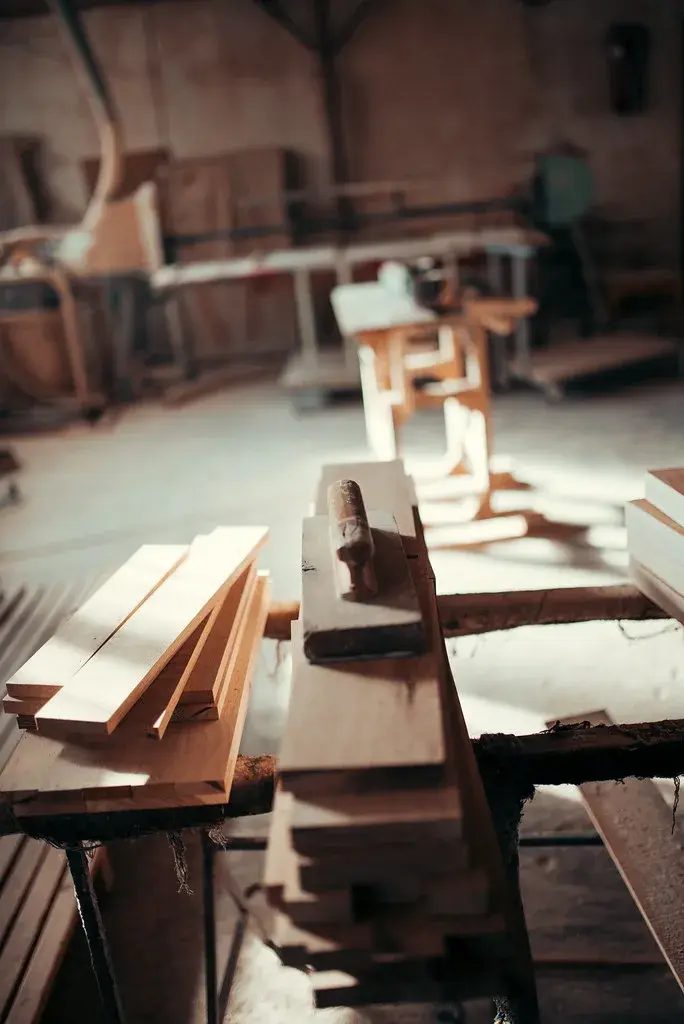 Close-up van gereedschap op een stuk hout tijdens een materiaalcontrole
