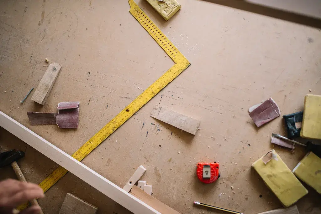 Detail van materialen en gereedschap op een werkbank